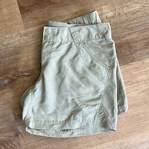 Women’s Columbia tan shorts PFG